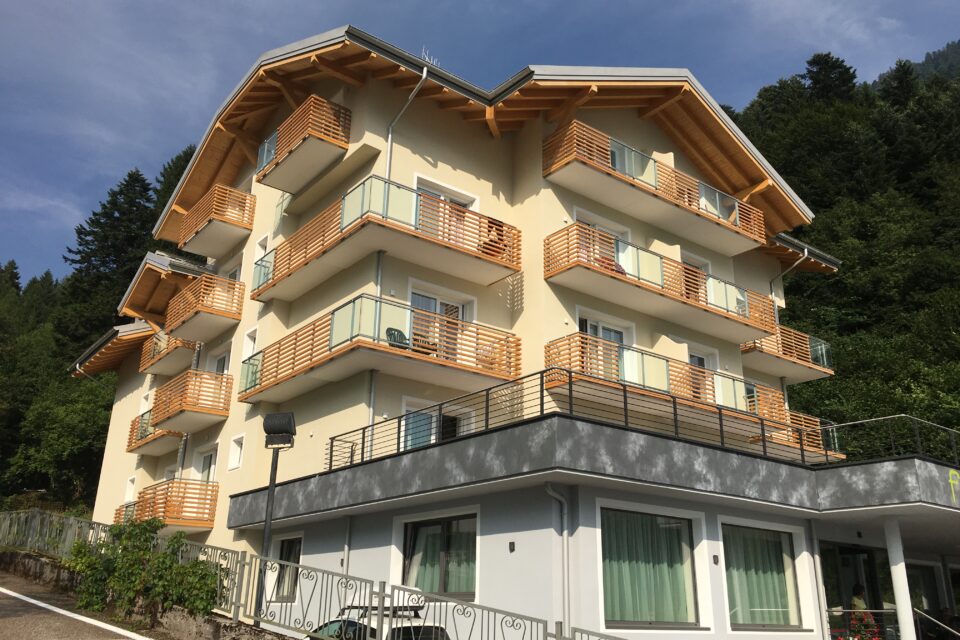 Immagine per Parapetti in legno e vetro a Molveno - 2