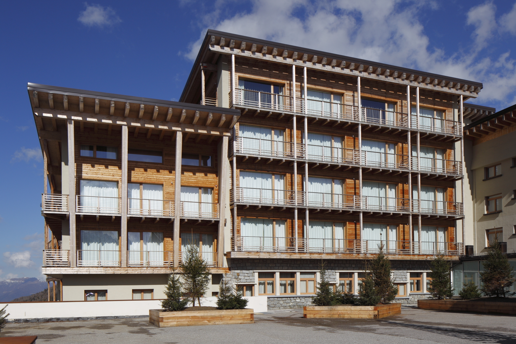 Immagine per Parapetti e facciate in legno al Passo del Tonale