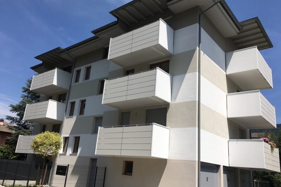 Immagine per Parapetti in hpl a doghe con montanti certificati - 2