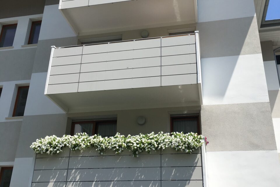 Immagine per Parapetti in hpl a doghe con montanti certificati - 3