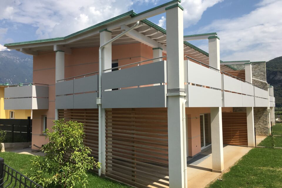 Immagine per Parapetti a doghe hpl e brise soleil in larice siberiano - 3