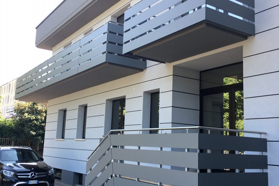 Immagine per Parapetti in hpl e rivestimento pensilina - 2