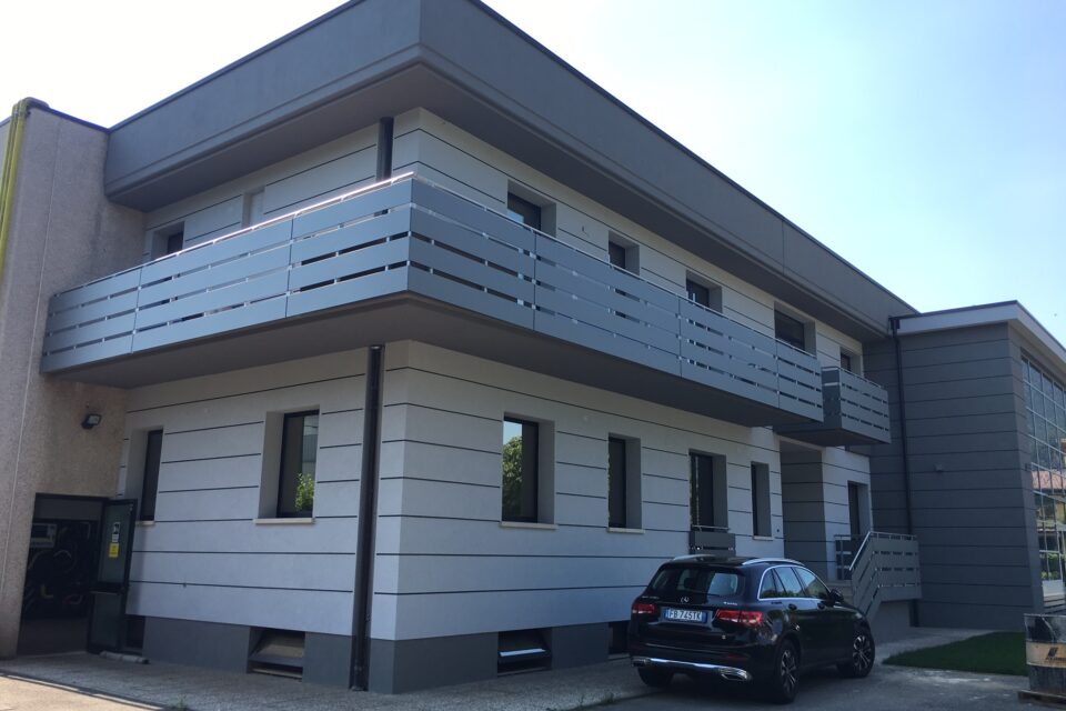 Immagine per Parapetti in hpl e rivestimento pensilina