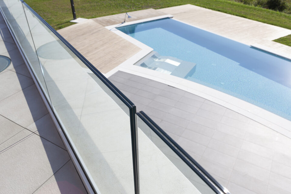 Parapetti in vetro interni ed esterni - Villa con piscina