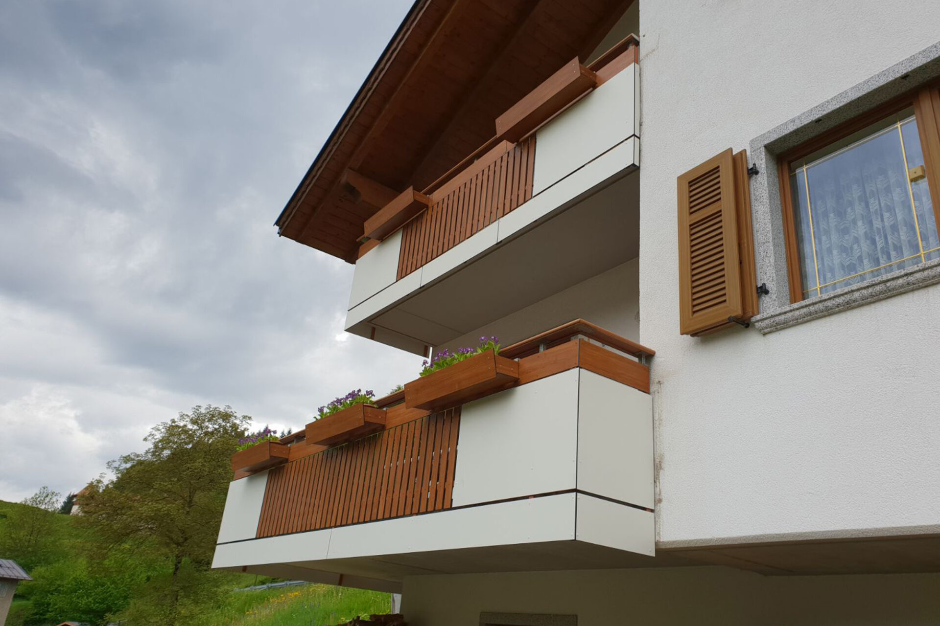 Immagine per SOSTITUZIONE PARAPETTI IN LEGNO CON PANNELLI HPL