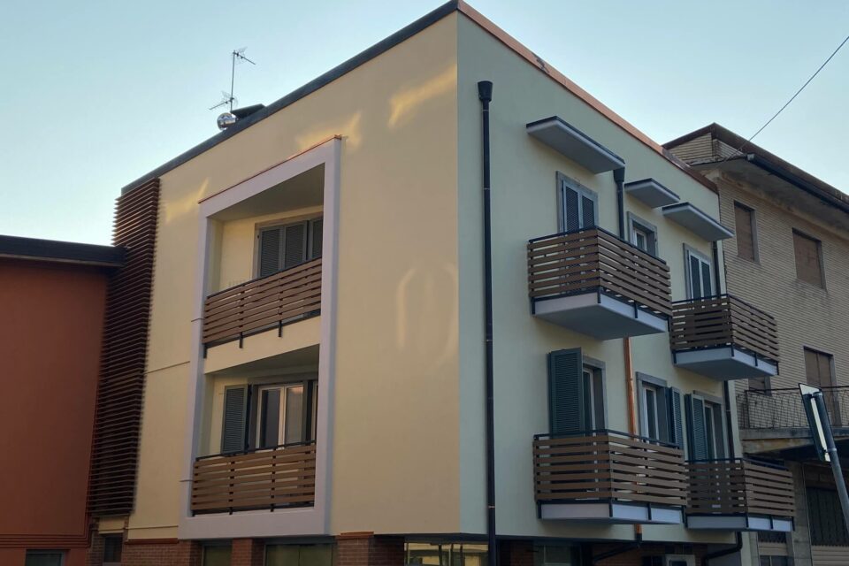 Immagine per Condominio con balconi e frangisole in WPC