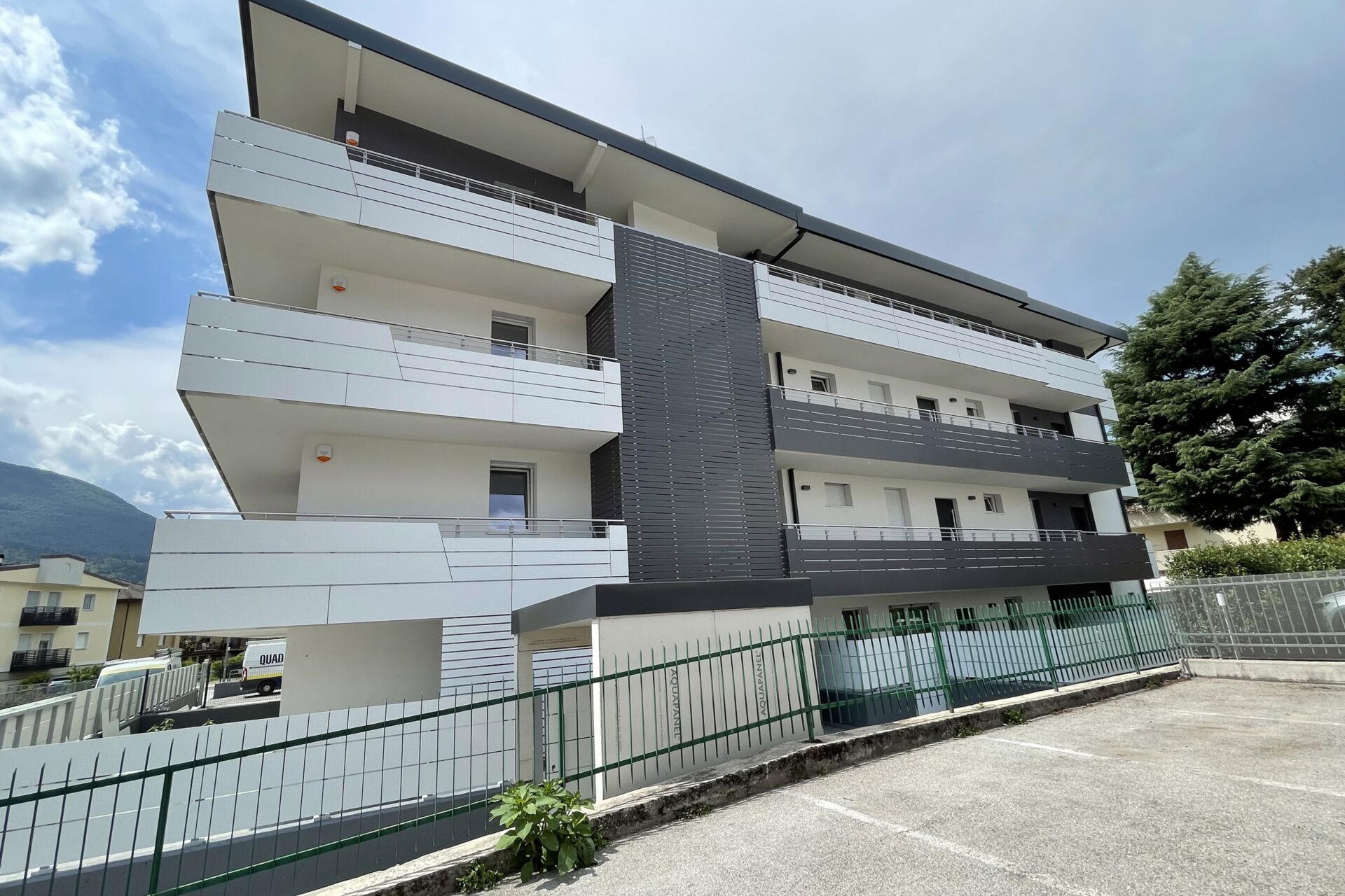 Immagine per Residenza con parapetti, cancelli, staccionata e frangisole in HPL