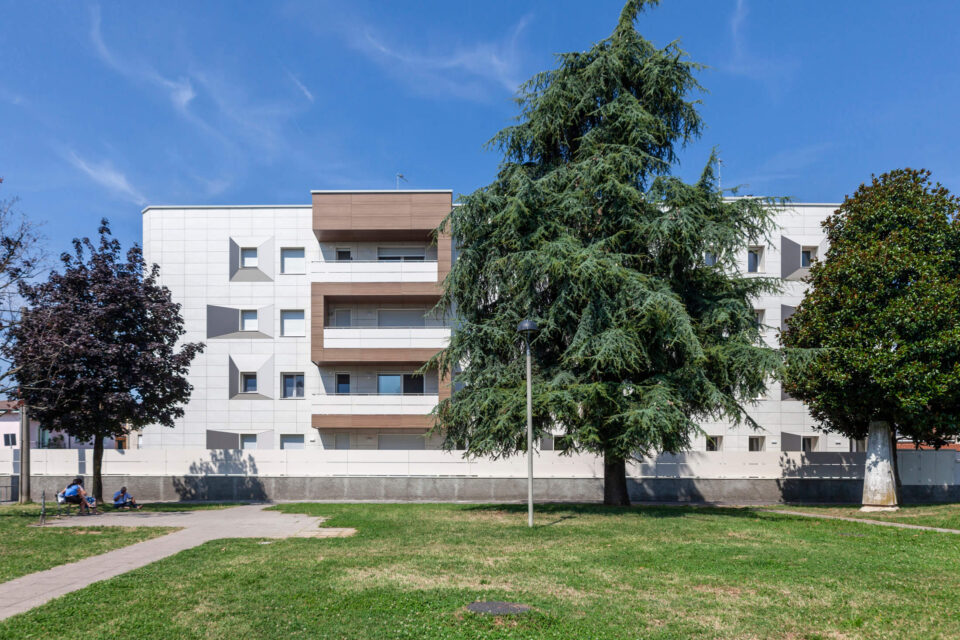 Immagine per Balconi e facciata in HPL condominio Vita - 4