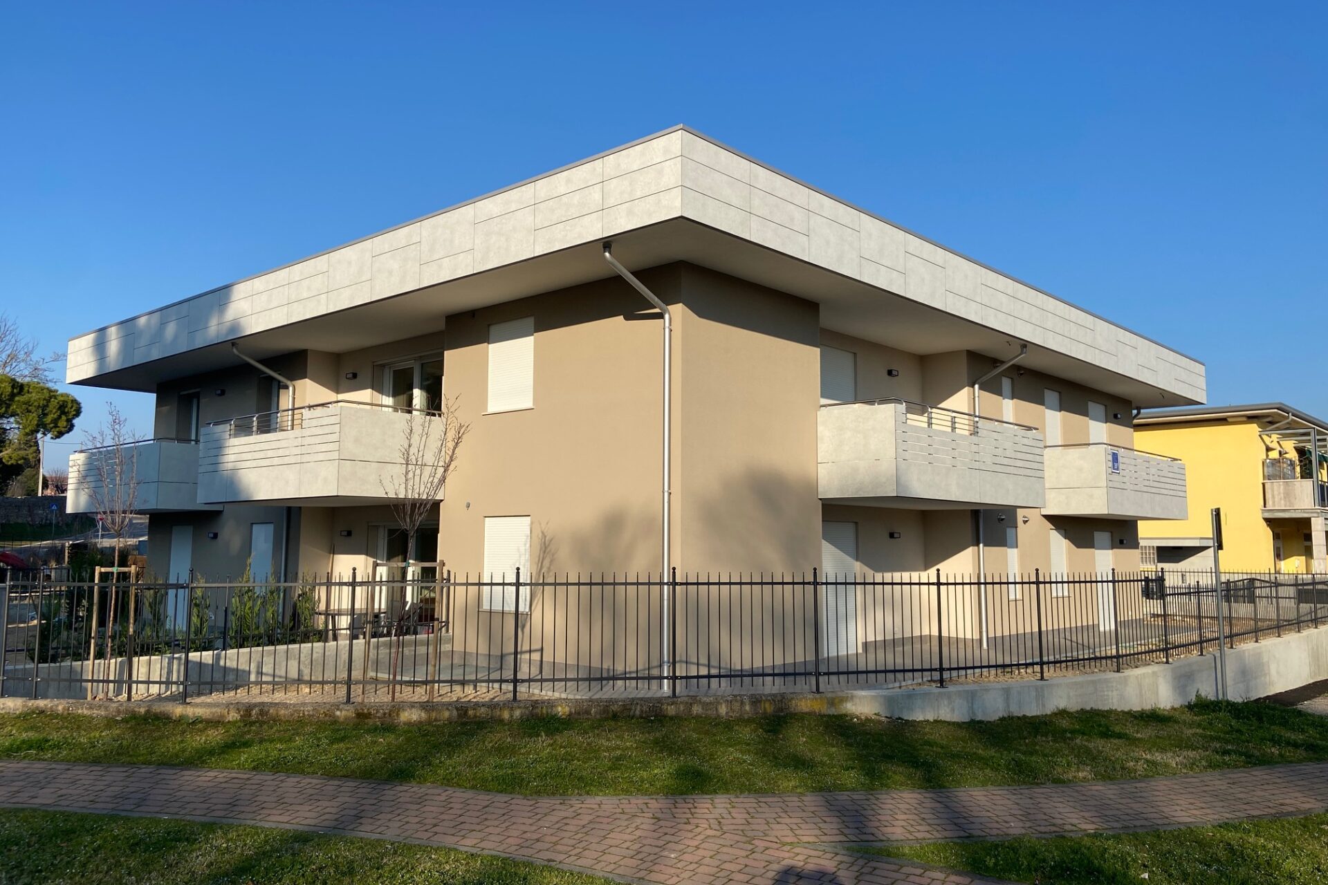 Immagine per Balconi e pensiline in HPL Impresa Modena