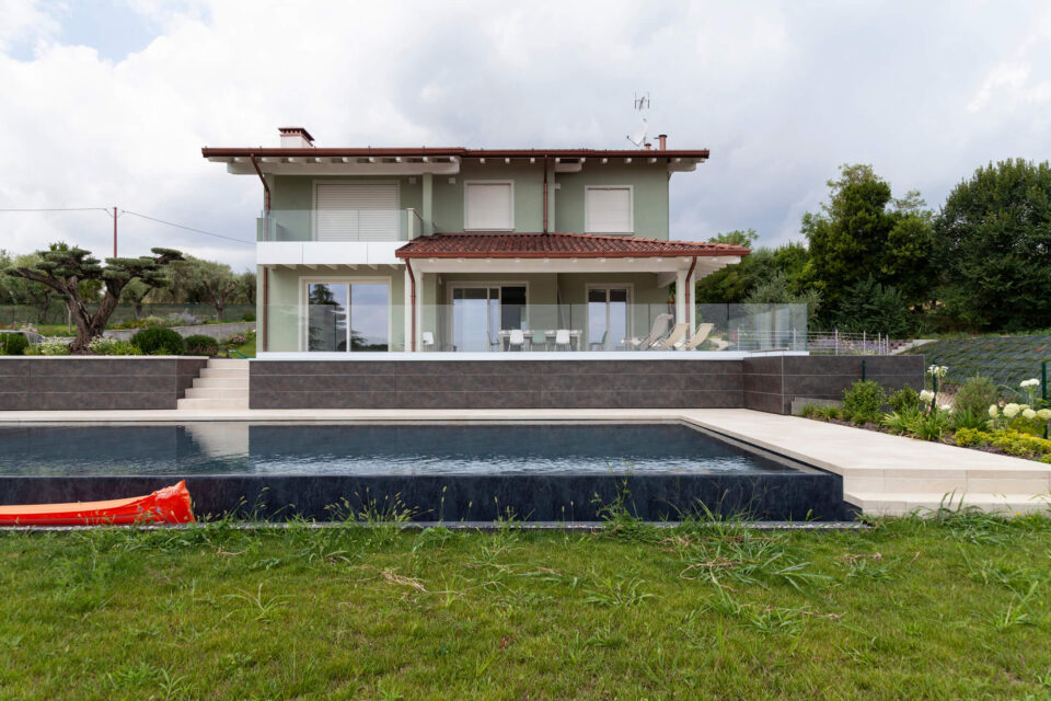 Rivestimento muretto bordo piscina in HPL