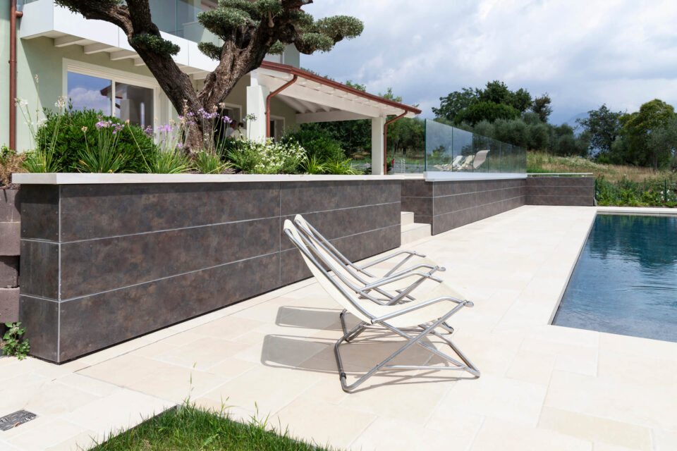 Rivestimento muretto bordo piscina in HPL