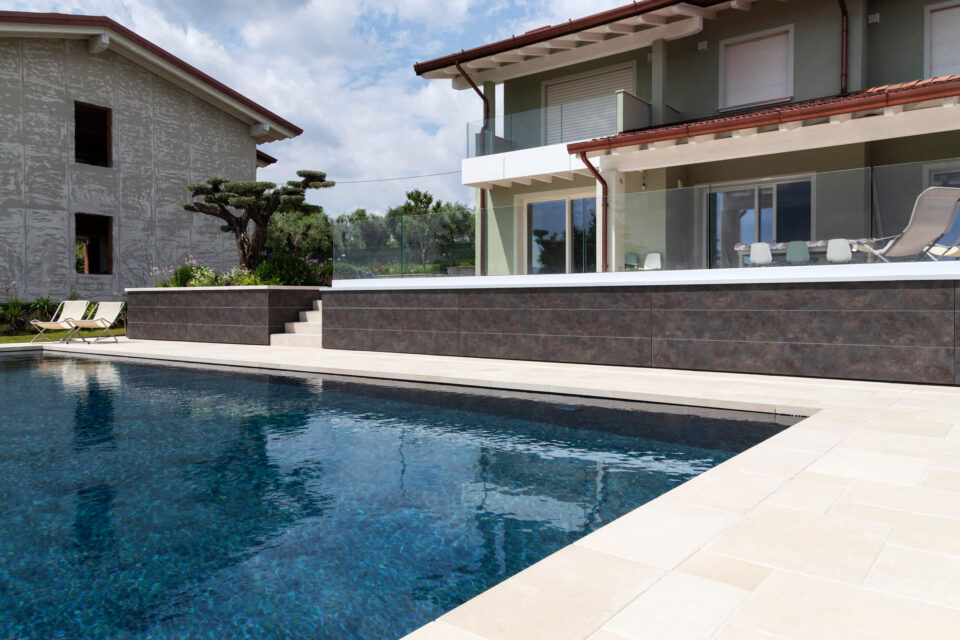 Rivestimento muretto bordo piscina in HPL
