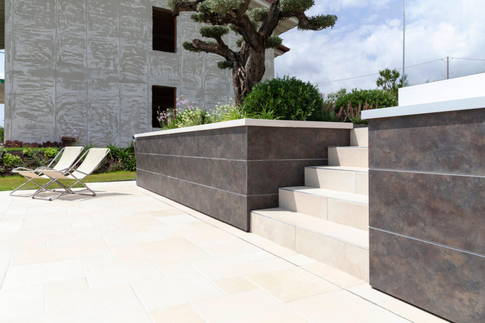 Rivestimento muretto bordo piscina in HPL