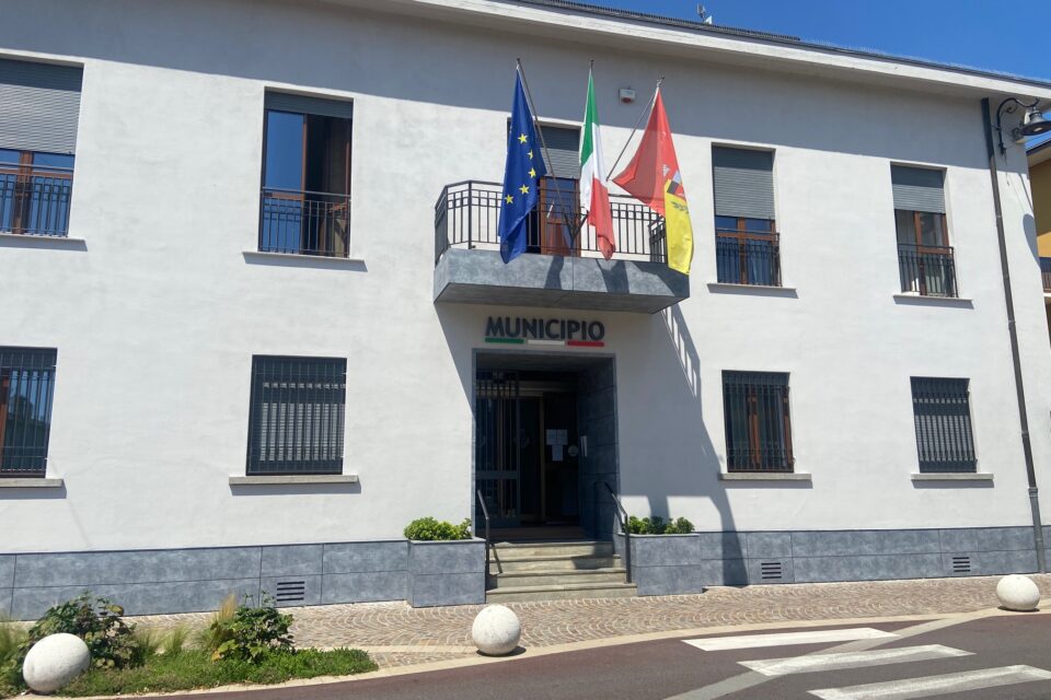 Rivestimento della zoccolatura in muratura, fioriere e spalle della scala laterale dell’ingresso del Municipio