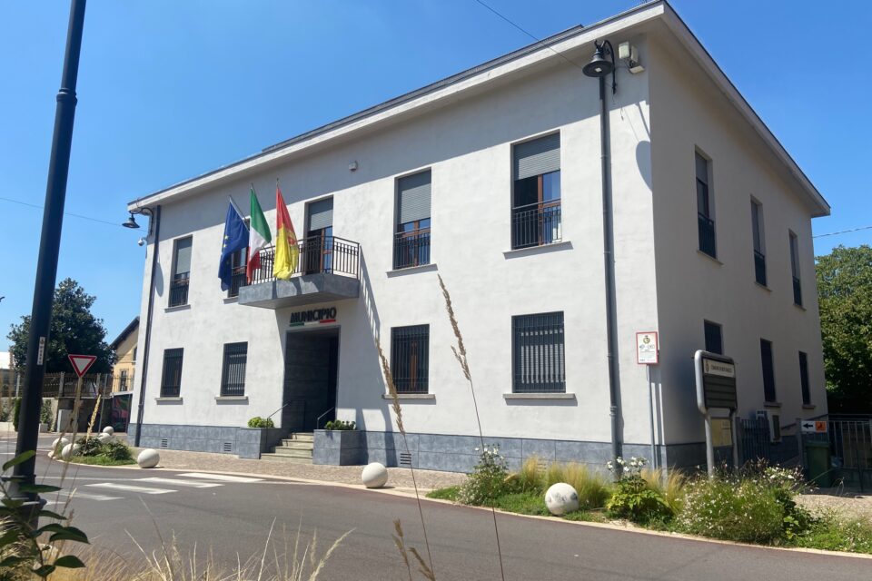 Rivestimento della zoccolatura in muratura, fioriere e spalle della scala laterale dell’ingresso del Municipio